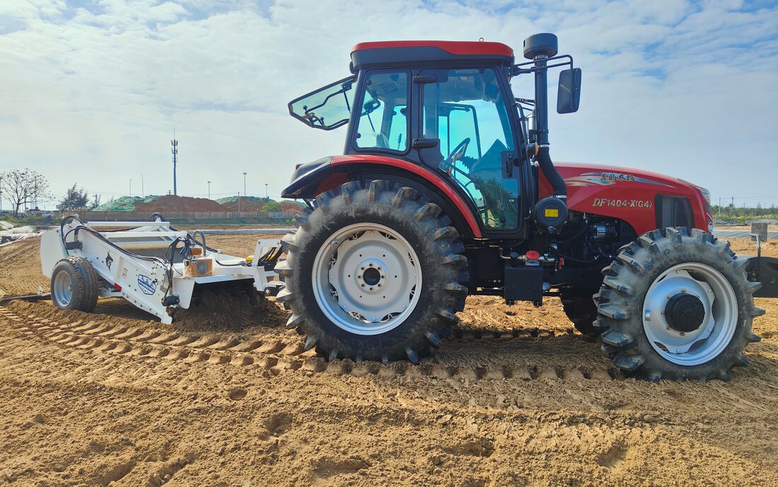 Beach cleaner Handsomer ditarik wheeled tractor di area pantai