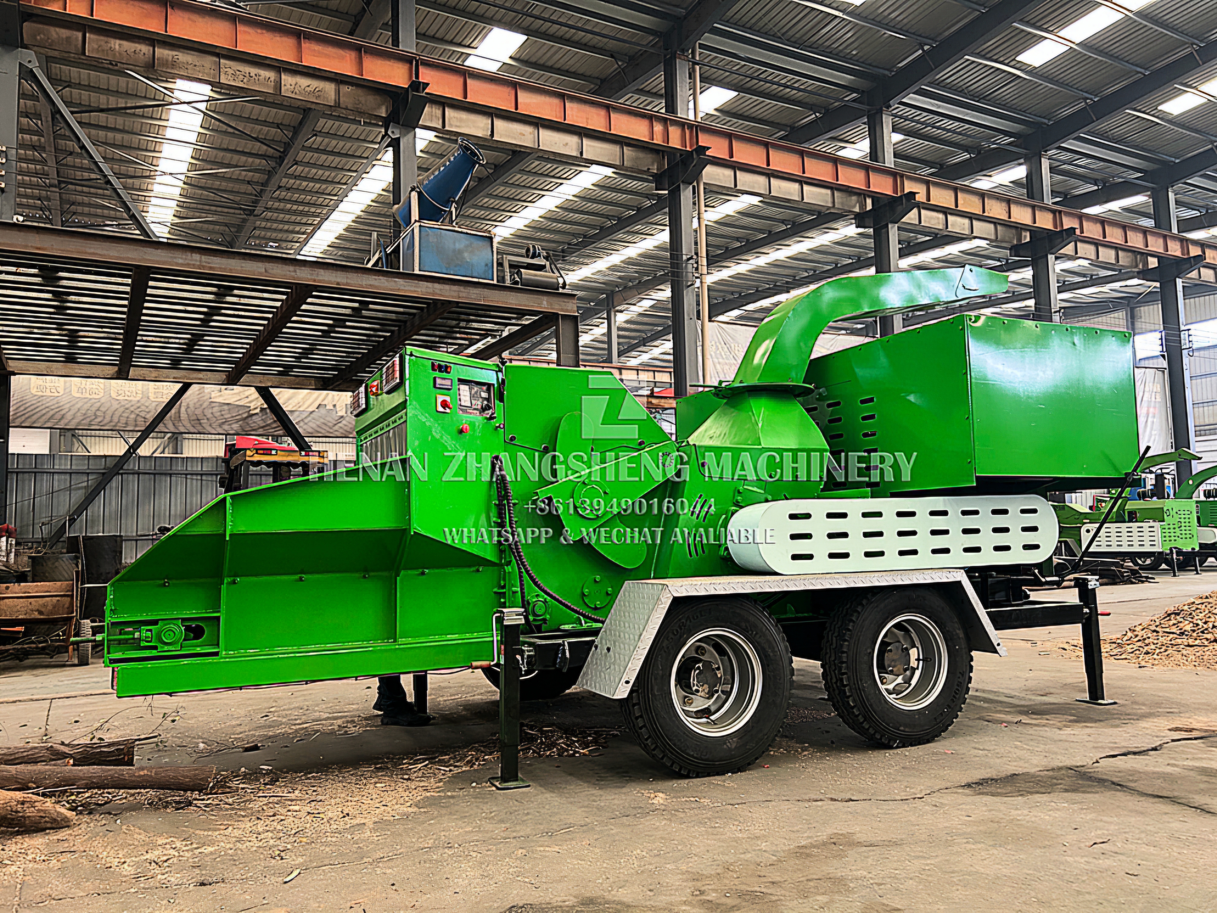 Wood chipper mencacah ranting pohon di taman kota tropis