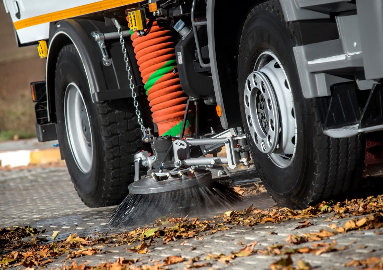 Road sweeper membersihkan jalan protokol di kota Indonesia saat pagi hari
