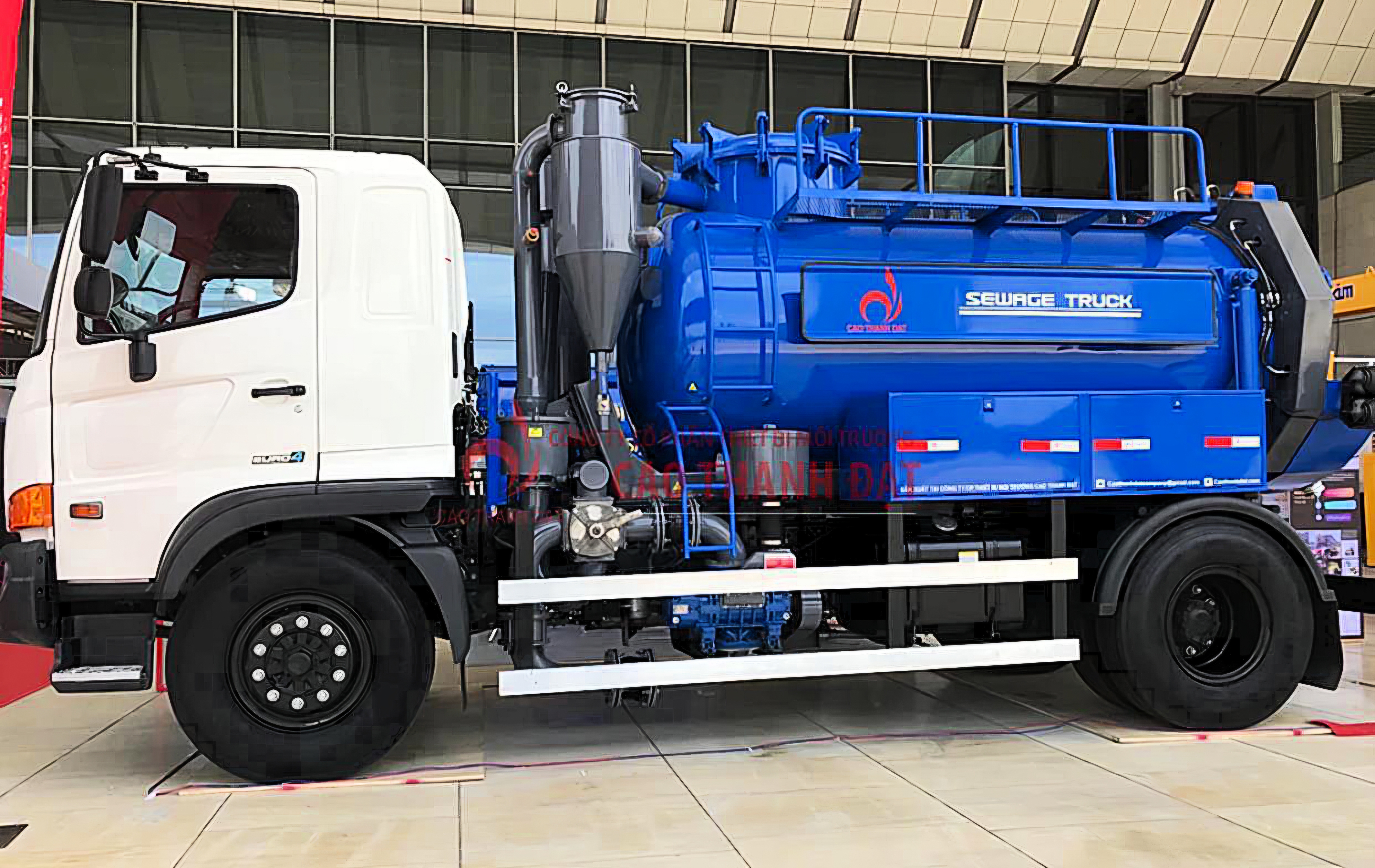 Combi jetting truck membersihkan saluran drainase di jalan kota