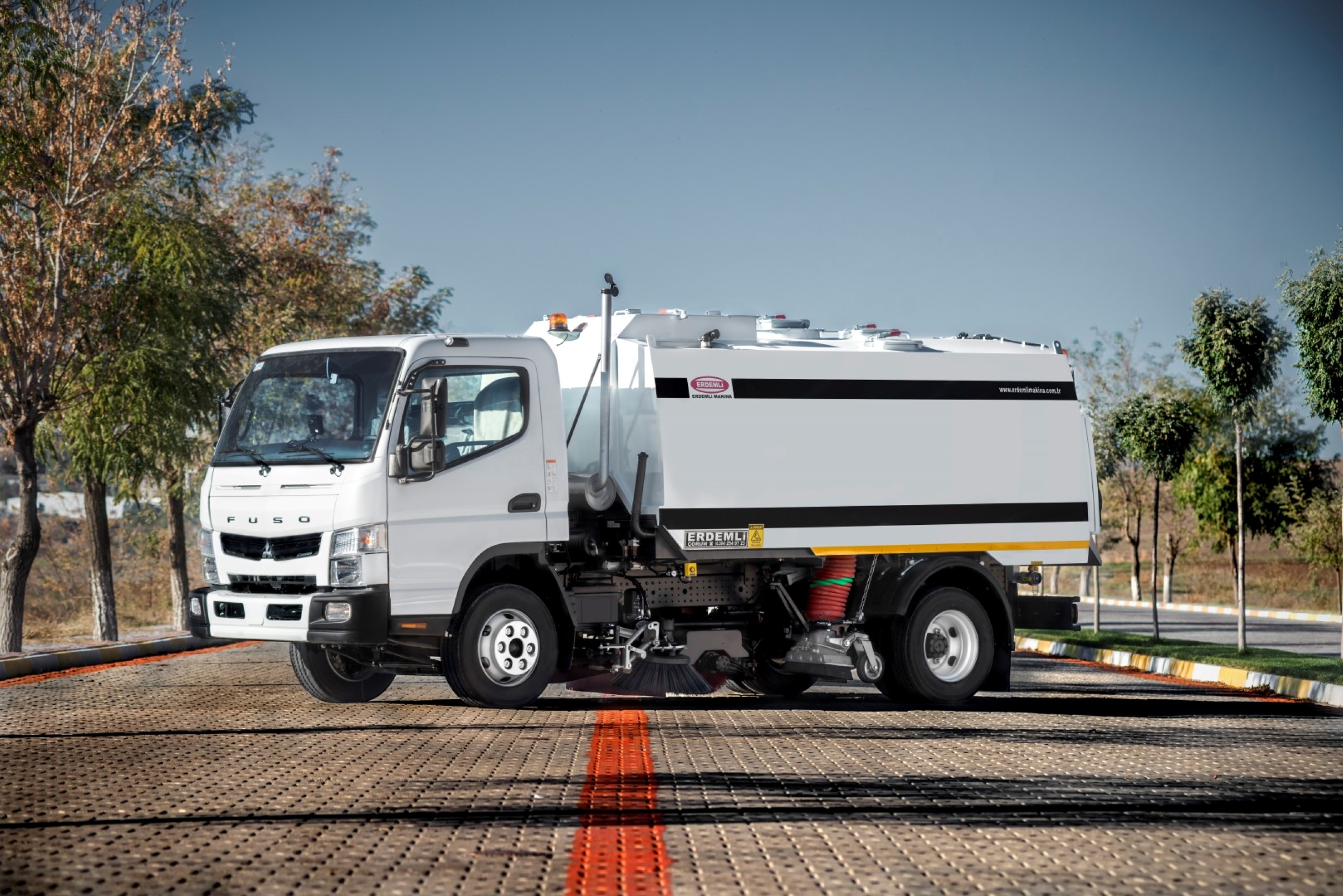 Road sweeper membersihkan jalan raya di kota Indonesia